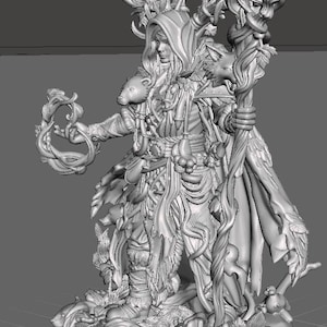 Puede incluir: Una detallada figura impresa en 3D de un personaje de fantas&iacute;a. La figura est&aacute; adornada con cornamentas, una capa con capucha y detalles intrincados de hojas, vides y figuras de animales. El personaje sostiene un bast&oacute;n y un objeto en forma de anillo.