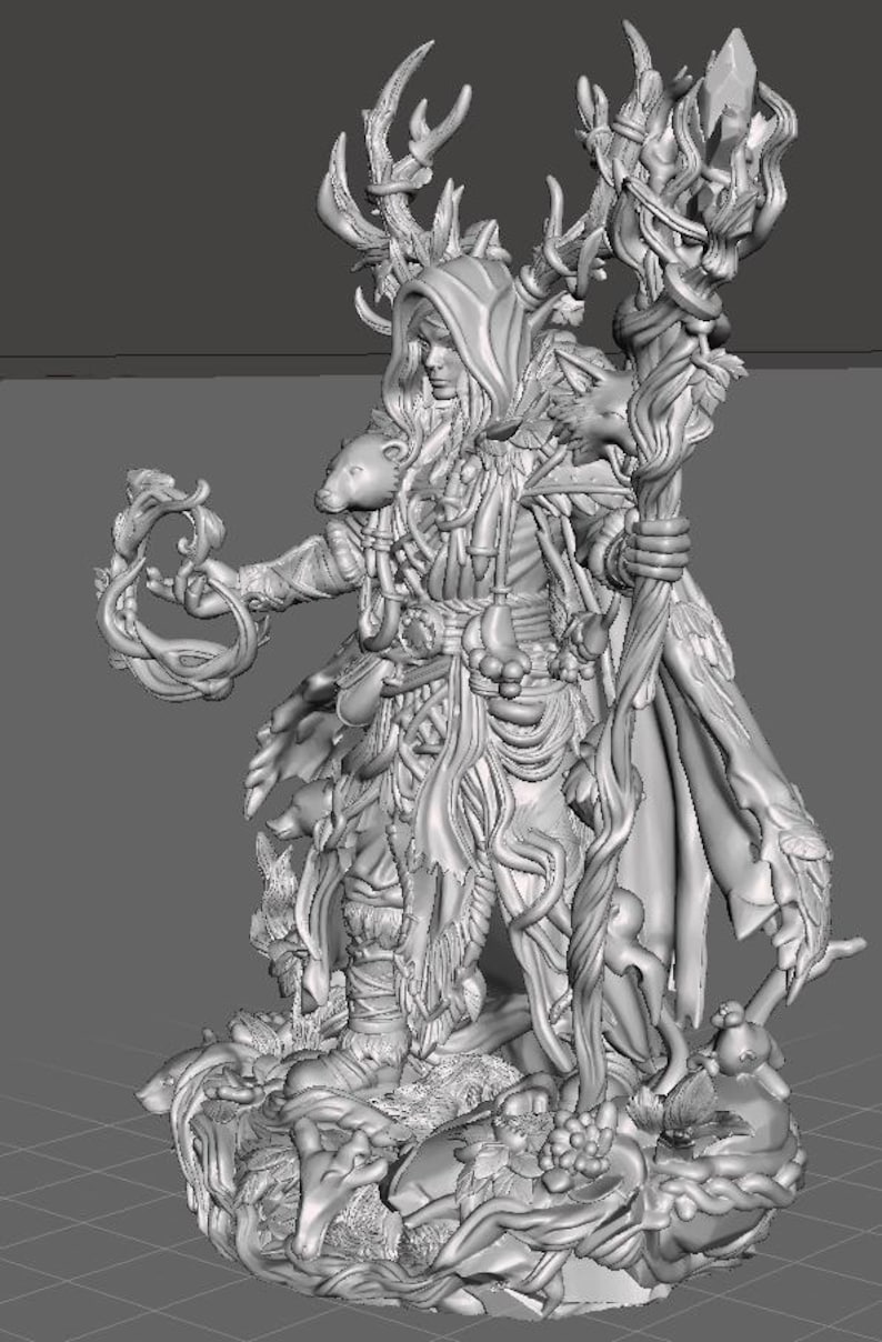 Puede incluir: Una detallada figura impresa en 3D de un personaje de fantas&iacute;a. La figura est&aacute; adornada con cornamentas, una capa con capucha y detalles intrincados de hojas, vides y figuras de animales. El personaje sostiene un bast&oacute;n y un objeto en forma de anillo.