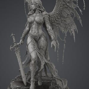 Pu&ograve; includere: Scultura dettagliata in scala di grigi di una figura alata che tiene una spada. La figura ha lunghi capelli, un'armatura intricata e grandi ali piumate. La scultura &egrave; su una base di pietra con catene.