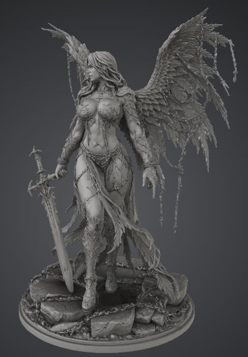 Pu&ograve; includere: Scultura dettagliata in scala di grigi di una figura alata che tiene una spada. La figura ha lunghi capelli, un'armatura intricata e grandi ali piumate. La scultura &egrave; su una base di pietra con catene.