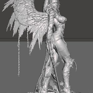 Pu&ograve; includere: Modello 3D dettagliato di una figura di angelo femminile. La figura ha grandi ali piumate, un'armatura intricata e una spada. La statua &egrave; in piedi su una base rocciosa con catene ed elementi decorativi. Il design generale &egrave; molto dettagliato.