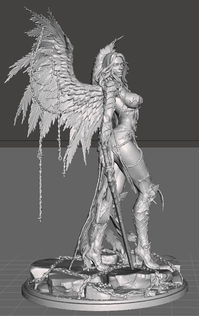 Pu&ograve; includere: Modello 3D dettagliato di una figura di angelo femminile. La figura ha grandi ali piumate, un'armatura intricata e una spada. La statua &egrave; in piedi su una base rocciosa con catene ed elementi decorativi. Il design generale &egrave; molto dettagliato.