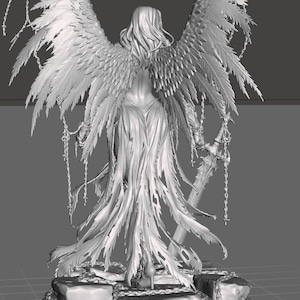 Pu&ograve; includere: Scultura in scala di grigi di una figura con grandi ali piumate dettagliate, catene e un abito fluente. La figura &egrave; in piedi su una base rocciosa, con la schiena rivolta allo spettatore. Le ali sono spalancate.