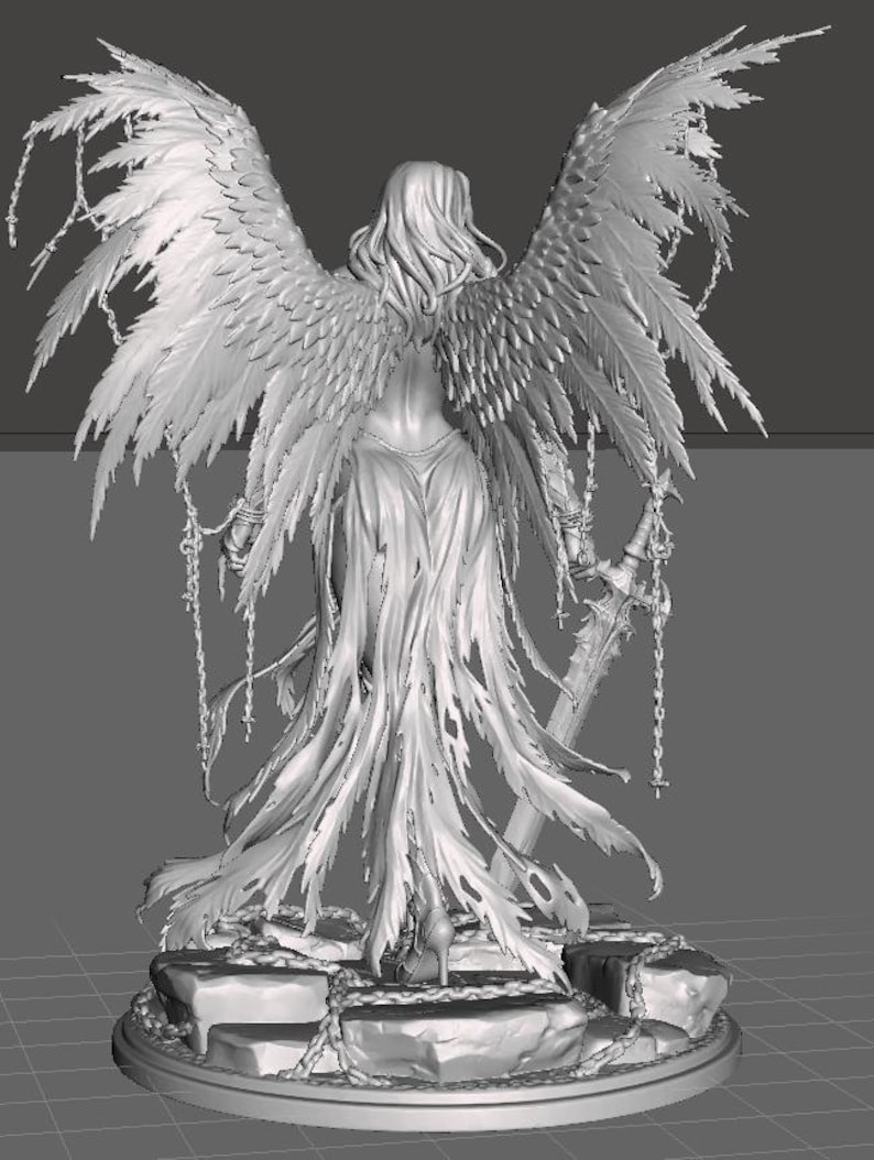Pu&ograve; includere: Scultura in scala di grigi di una figura con grandi ali piumate dettagliate, catene e un abito fluente. La figura &egrave; in piedi su una base rocciosa, con la schiena rivolta allo spettatore. Le ali sono spalancate.