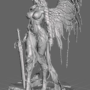 Pu&ograve; includere: Modello 3D dettagliato di una figura di angelo femminile, con grandi ali piumate e una spada. La figura &egrave; vestita con un'armatura intricata e si trova su una base rocciosa, con catene drappeggiate intorno.