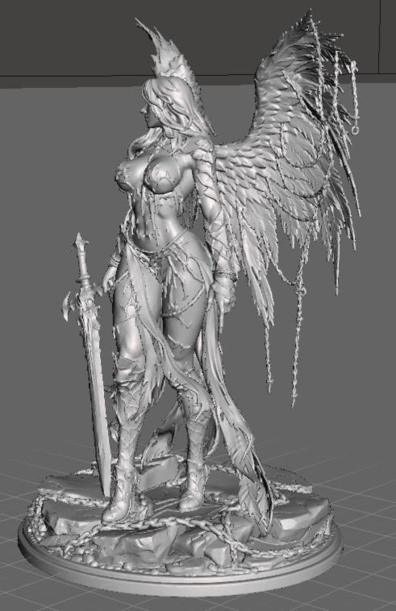 Pu&ograve; includere: Modello 3D dettagliato di una figura di angelo femminile, con grandi ali piumate e una spada. La figura &egrave; vestita con un'armatura intricata e si trova su una base rocciosa, con catene drappeggiate intorno.