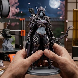 Puede incluir: Figura detallada de un personaje de fantasía con un arco, sostenida en las manos. La figura es oscura con piel azul y armadura. Una impresora 3D y una impresora de resina están en el fondo, junto con suministros de pintura.
