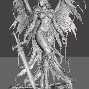Pu&ograve; includere: Scultura dettagliata in scala di grigi di una figura femminile con grandi ali piumate, che tiene una spada. La figura &egrave; adornata da un'armatura intricata e si trova su una base rocciosa. Catene pendono dalle ali, aggiungendo al tema fantasy.