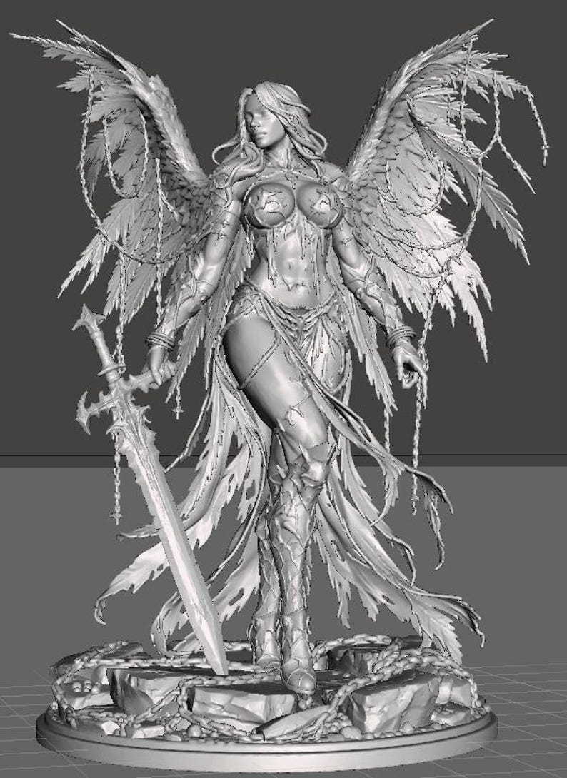 Pu&ograve; includere: Scultura dettagliata in scala di grigi di una figura femminile con grandi ali piumate, che tiene una spada. La figura &egrave; adornata da un'armatura intricata e si trova su una base rocciosa. Catene pendono dalle ali, aggiungendo al tema fantasy.