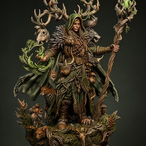 Puede incluir: Figura detallada de un druida del bosque, vestido con atuendo verde y marr&oacute;n, sosteniendo un bast&oacute;n coronado con un cristal verde brillante. La figura est&aacute; adornada con cornamentas, calaveras de animales y un zorro. La base presenta follaje y criaturas del bosque.
