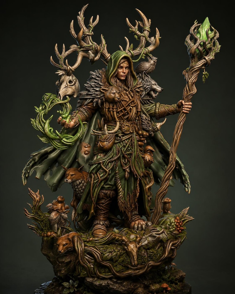 Puede incluir: Figura detallada de un druida del bosque, vestido con atuendo verde y marr&oacute;n, sosteniendo un bast&oacute;n coronado con un cristal verde brillante. La figura est&aacute; adornada con cornamentas, calaveras de animales y un zorro. La base presenta follaje y criaturas del bosque.