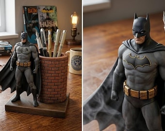 Può includere: Una statuetta di Batman si trova accanto a un portapenne cilindrico con motivo a mattoni rossi su una base rettangolare in legno. Il personaggio indossa una tuta grigia con mantello e maschera neri e una cintura dorata.