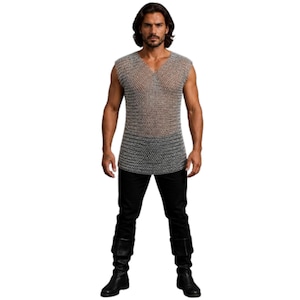 Peut inclure: Un gilet en cotte de mailles argenté avec un col en V. Le haut sans manches est porté avec un pantalon noir et des bottes noires. L'image montre une prise de vue complète du vêtement.