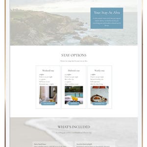 Puede incluir: Una pantalla de tableta que muestra el sitio web de Alva, un refugio costero. El sitio presenta opciones para estancias de fin de semana, entre semana y semanales, con im&aacute;genes de habitaciones y comodidades. El banner superior incluye enlaces de navegaci&oacute;n y el logotipo de Alva.