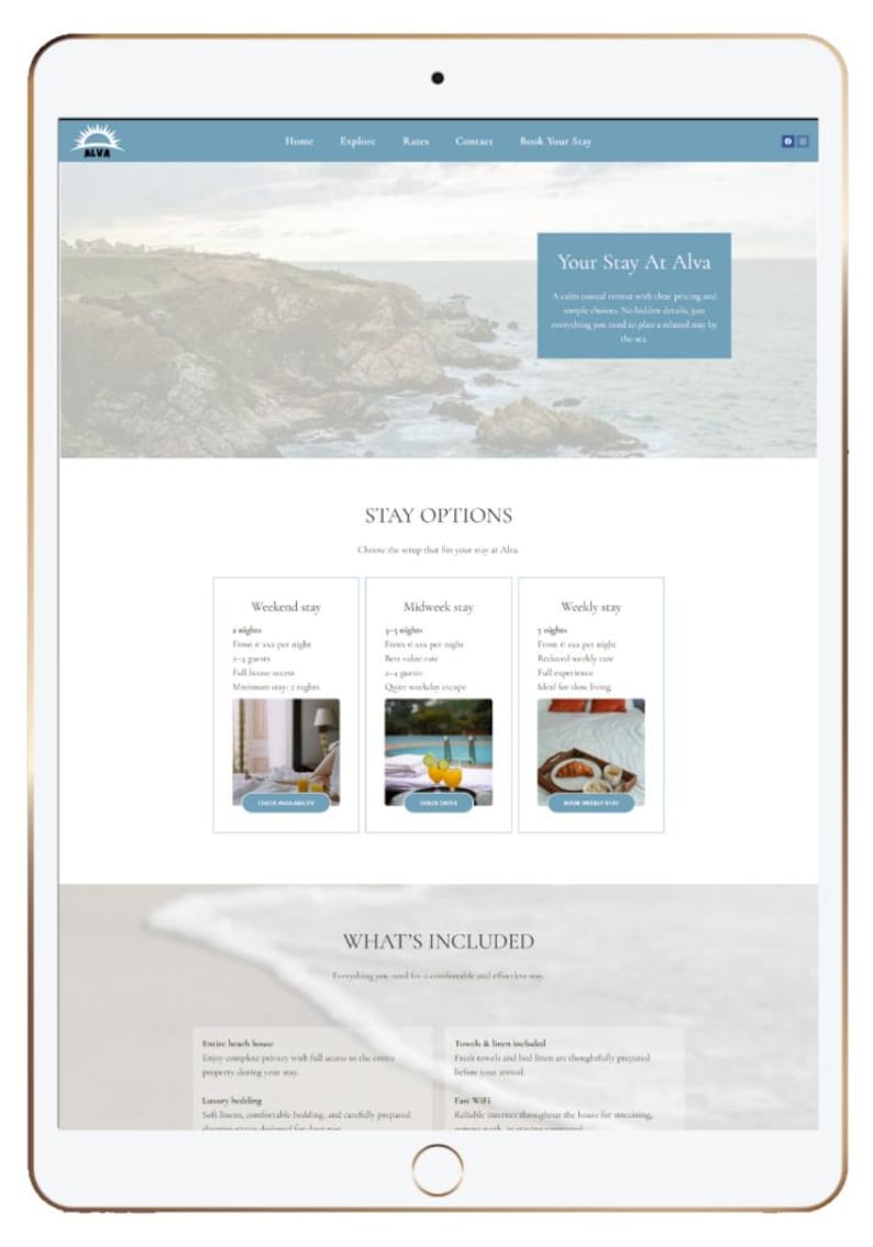Puede incluir: Una pantalla de tableta que muestra el sitio web de Alva, un refugio costero. El sitio presenta opciones para estancias de fin de semana, entre semana y semanales, con im&aacute;genes de habitaciones y comodidades. El banner superior incluye enlaces de navegaci&oacute;n y el logotipo de Alva.