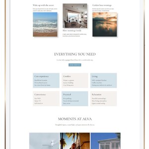 Puede incluir: Una tableta digital muestra un sitio web que promociona una experiencia de casa de playa. El sitio web presenta im&aacute;genes del oc&eacute;ano, interiores y puestas de sol. El texto destaca las comodidades y experiencias, como 'Wake up with the ocean' y 'Golden hour evenings'.
