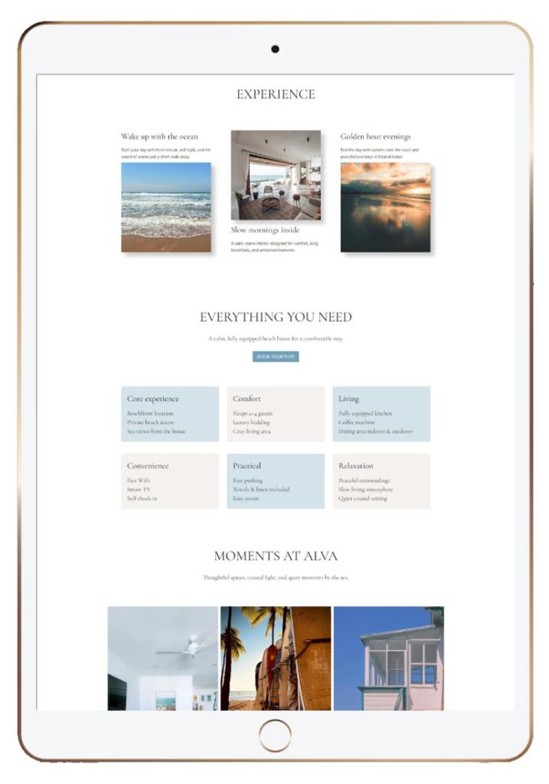 Puede incluir: Una tableta digital muestra un sitio web que promociona una experiencia de casa de playa. El sitio web presenta im&aacute;genes del oc&eacute;ano, interiores y puestas de sol. El texto destaca las comodidades y experiencias, como 'Wake up with the ocean' y 'Golden hour evenings'.