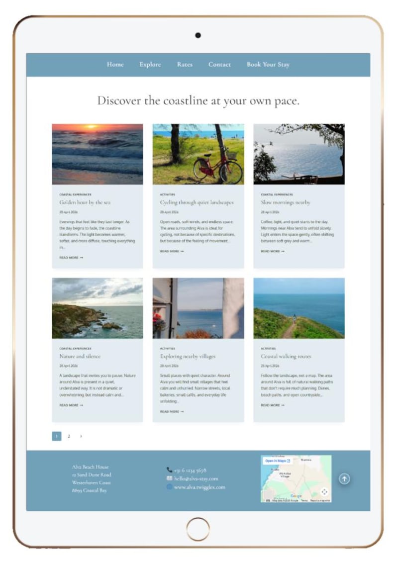 Puede incluir: Una tableta digital muestra un sitio web azul y blanco. El sitio web promociona experiencias costeras con im&aacute;genes de puestas de sol, ciclismo y rutas de senderismo. El texto dice: "Descubre la costa a tu propio ritmo."
