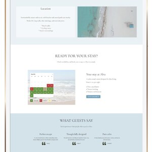 Puede incluir: Una tableta digital muestra un sitio web que promociona un retiro costero. La pantalla muestra texto sobre la ubicaci&oacute;n, las actividades y los testimonios de los hu&eacute;spedes. Tambi&eacute;n se ve un calendario y una escena de playa.