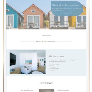 Puede incluir: Una tableta muestra un sitio web de alquiler de casas de playa. El sitio presenta im&aacute;genes de casas de playa coloridas y el texto "Donde el silencio se siente lujoso". El sitio tambi&eacute;n incluye informaci&oacute;n sobre la experiencia de la casa de playa y reservas.