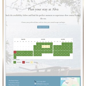 Puede incluir: Una pantalla de tableta muestra el sitio web de Alva Beach House, que ofrece estancias costeras. El sitio presenta un calendario de reservas para mayo, junio y julio de 2026, con la disponibilidad resaltada. Tambi&eacute;n se muestra informaci&oacute;n de contacto y un mapa.