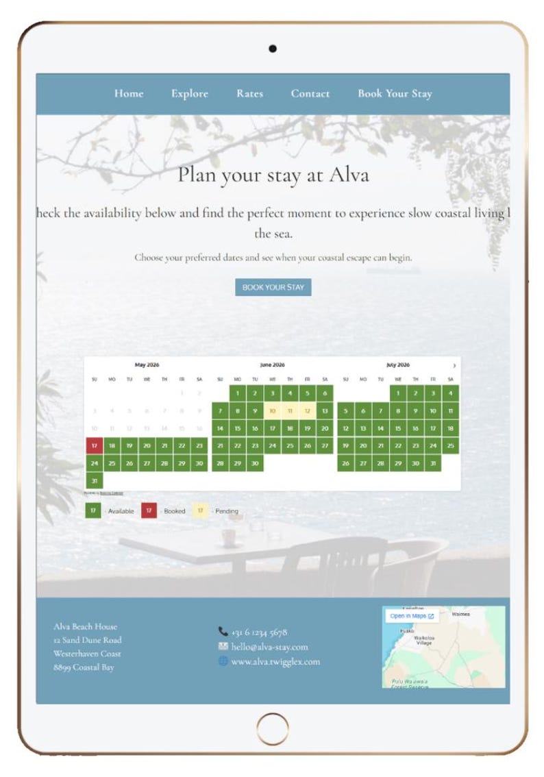 Puede incluir: Una pantalla de tableta muestra el sitio web de Alva Beach House, que ofrece estancias costeras. El sitio presenta un calendario de reservas para mayo, junio y julio de 2026, con la disponibilidad resaltada. Tambi&eacute;n se muestra informaci&oacute;n de contacto y un mapa.