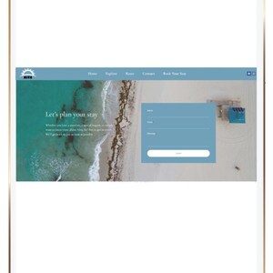 Puede incluir: Una tableta muestra una interfaz de sitio web con una escena de playa. El sitio presenta un formulario para planificar una estancia, con campos para nombre, correo electr&oacute;nico y mensaje. La cabecera incluye enlaces de navegaci&oacute;n.