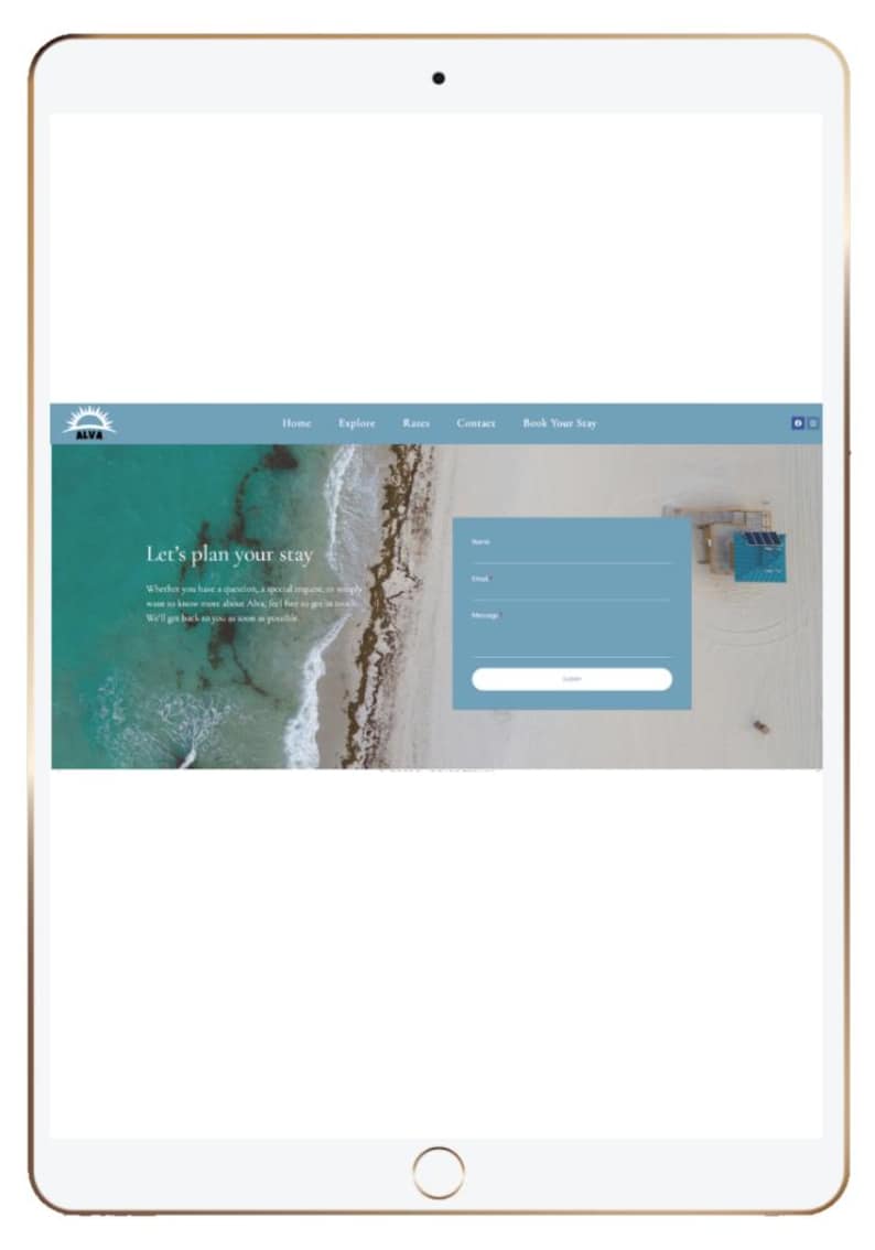 Puede incluir: Una tableta muestra una interfaz de sitio web con una escena de playa. El sitio presenta un formulario para planificar una estancia, con campos para nombre, correo electr&oacute;nico y mensaje. La cabecera incluye enlaces de navegaci&oacute;n.