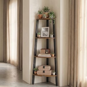 Peut inclure: Étagère d'angle avec cadre en métal noir et étagères en bois. Les étagères présentent des plantes en pot, une photo encadrée, une radio vintage et des boîtes décoratives. L'unité est placée dans un coin d'une pièce aux murs et rideaux de couleur neutre.
