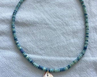 Colar com contas azuis em formato de concha, banhado a ouro 14k, joia boho de verão, colar para usar em camadas.