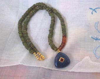 Colar artesanal de vessonita e granada, pingente azul-marinho, banhado a ouro 14k, joia para usar em camadas.