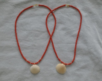 Colar com contas de coral e conchas, banhado a ouro 14k, joia boho de verão, colar para usar em camadas.