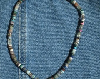 Colar com pingente de concha e pedras preciosas mistas, banhado a ouro 14k, estilo boho para o verão.