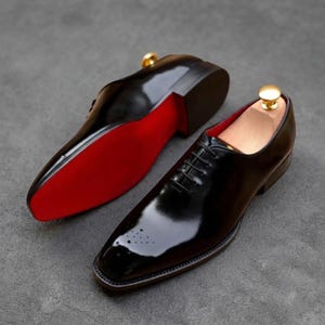 Handgefertigte Derby-Schuhe aus schwarzem Leder: Elegante Herrenschuhe mit Goodyear-Rahmennaht