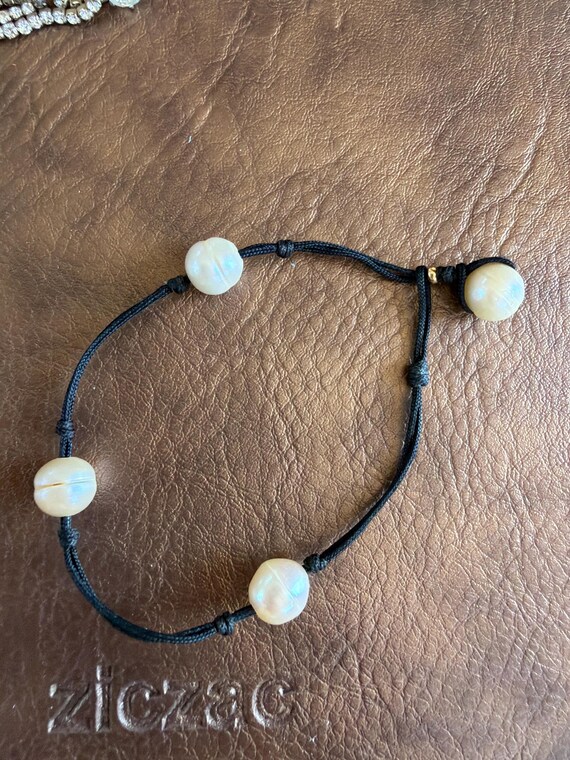 bracelet perle blanches de Tahiti et corde noire