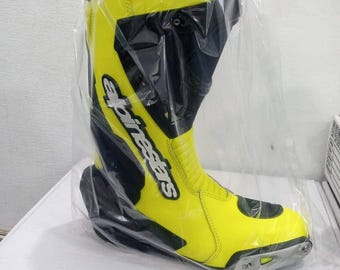 Botas de cuero disponibles en todas las tallas.