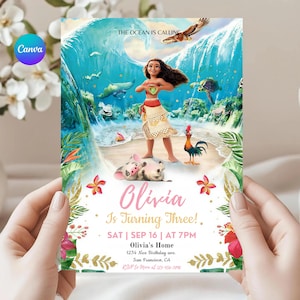 Pode incluir: Um cartão de convite de aniversário retangular com Moana segurando um coração verde, um porco e um galo em uma praia com ondas. O texto diz: THE OCEAN IS CALLING, Olivia Is Turning Three!, SAT | SEP 16 | AT 7PM, Olivia's Home, 1234 Nice Birthday ave., San Francisco, CA, RSVP to Mom at 123-456-7890.