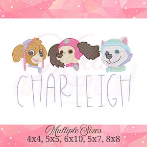 Può includere: Ricami con tre facce di cani dei cartoni animati con cappelli rosa, beige e blu. Il nome "CHARLEIGH" è ricamato sotto i cani. La parte inferiore dell'immagine mostra "Multiple Sizes" e le opzioni di dimensioni.