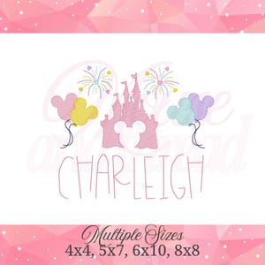 Peut inclure: Motif rose avec un château et des ballons Mickey Mouse, avec le nom "Charleigh" en écriture manuscrite. Le motif comprend des feux d'artifice et le texte "Multiple Sizes" avec les tailles.
