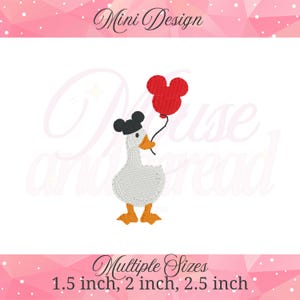 Puede incluir: Diseño bordado de un ganso blanco con un sombrero negro y un globo rojo de Mickey Mouse. El diseño está etiquetado como "Mini Design" y "Pause and Read" con opciones de tamaño de 3,8, 5,1 y 6,4 cm.