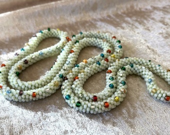 Sautoir au crochet, lariat. Crochet perlé, collier perlé, collier scintillant, collier à pois, vert menthe.