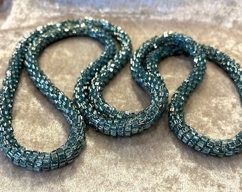 Kraal gehaakte lange ketting, lariat. Gehaakte kralen, kralenketting, sprankelende ketting, zeegroen.