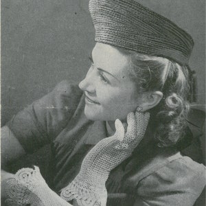 Puede incluir: Imagen en blanco y negro de una mujer con sombrero y guantes de encaje de ganchillo. Los guantes tienen un diseño delicado y calado con bordes festoneados. La imagen incluye el texto "CROCHET LACE GLOVES".