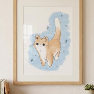 以下が含まれることがあります： フレームに入った猫のイラスト。猫はタンと白で描かれ、ふわふわの尻尾と大きな目があります。星が散りばめられた水色の背景に描かれています。フレームは明るい色の木材で作られています。