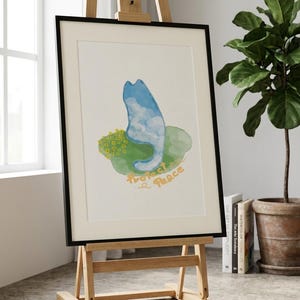 以下が含まれることがあります： 木製イーゼルに飾られた額入りのアートプリント。アートワークは、黄色で「Protect Peace」という言葉が入った青と白の抽象的な形を特徴としています。フレームは黒で、イーゼルは明るい色の木で作られています。