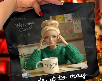 Meme de cara de muñeca de maestra del último día de clases PNG, divertido fin de año vacaciones de verano PNG, a juego ¡Llegó mayo! PNG