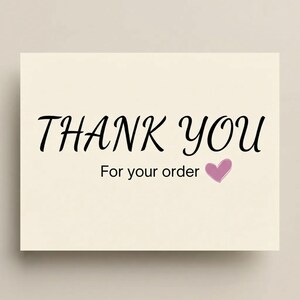 Puede incluir: Una tarjeta color crema con las palabras "THANK YOU" en escritura negra. Debajo, el texto "For your order" est&aacute; impreso, acompa&ntilde;ado de un peque&ntilde;o coraz&oacute;n morado.