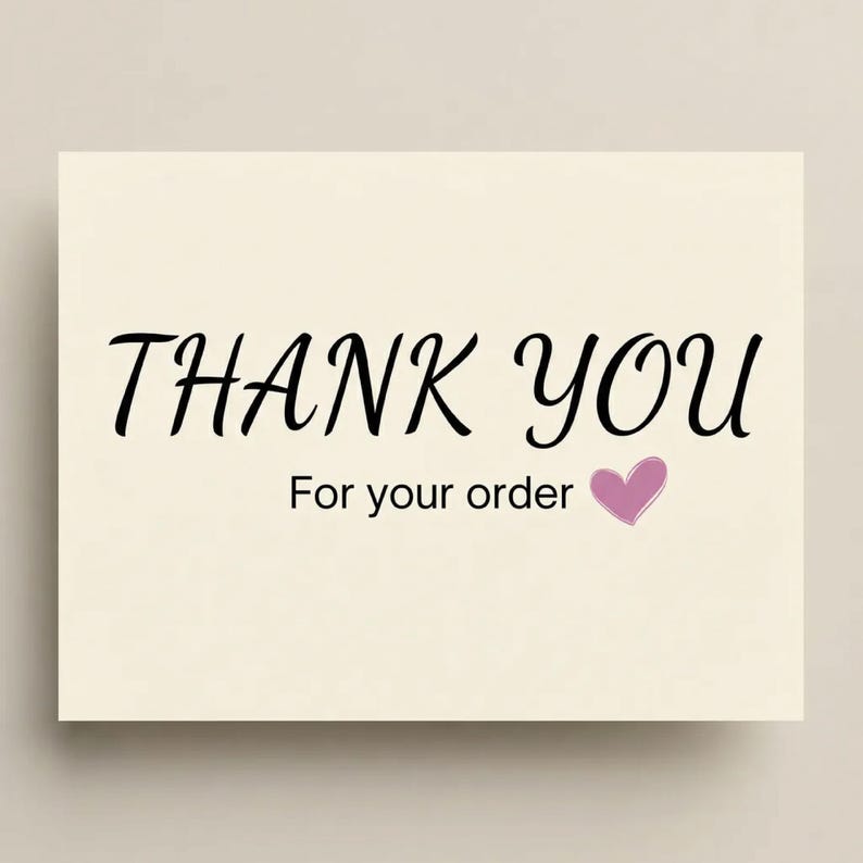 Puede incluir: Una tarjeta color crema con las palabras "THANK YOU" en escritura negra. Debajo, el texto "For your order" est&aacute; impreso, acompa&ntilde;ado de un peque&ntilde;o coraz&oacute;n morado.