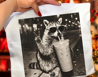 Mapache bebiendo café helado PNG, gráfico de meme animal retro (descarga digital)