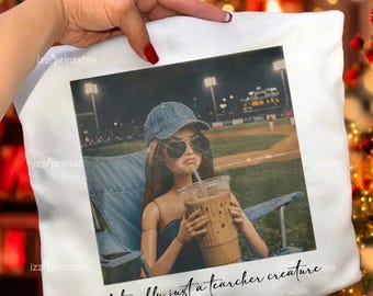 Barbie en el campo de béisbol PNG, diseño de camiseta de mamá de sóftbol, criatura en las gradas (descarga digital)